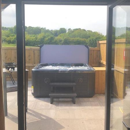 Superior Glamping Pod With Hot Tub Hotel Frodsham Exterior photo