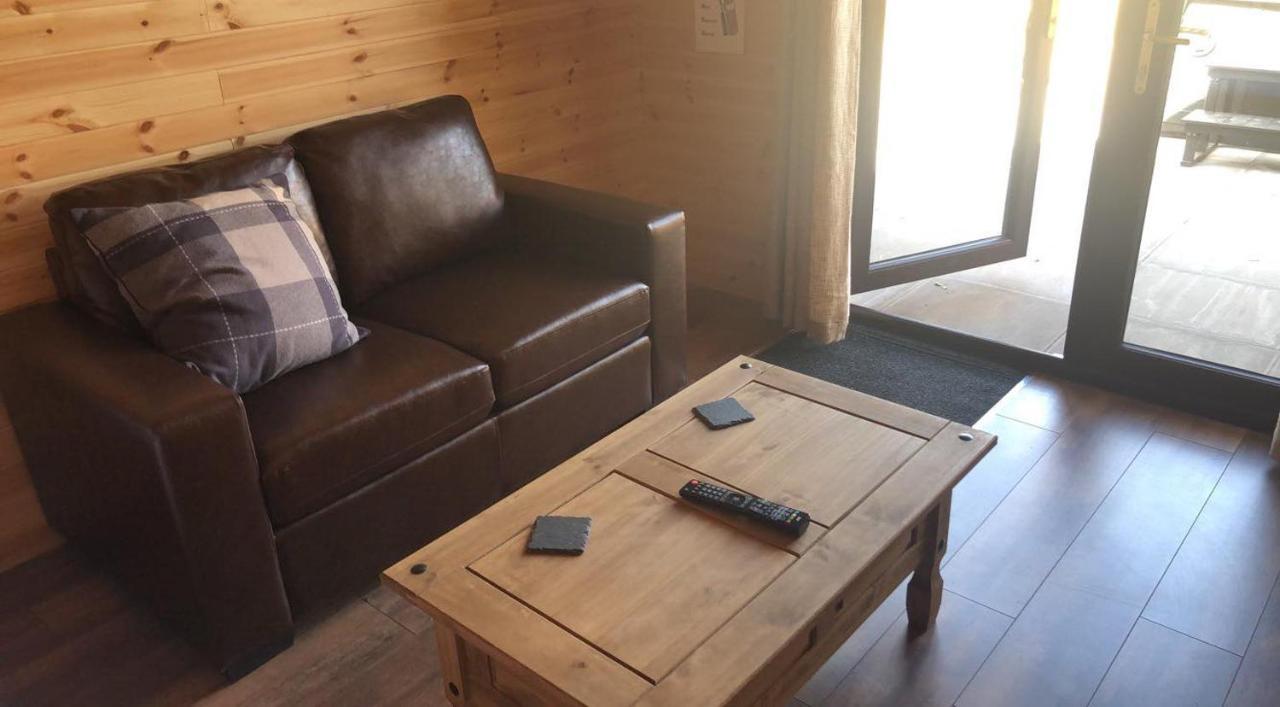 Superior Glamping Pod With Hot Tub Hotel Frodsham Exterior photo