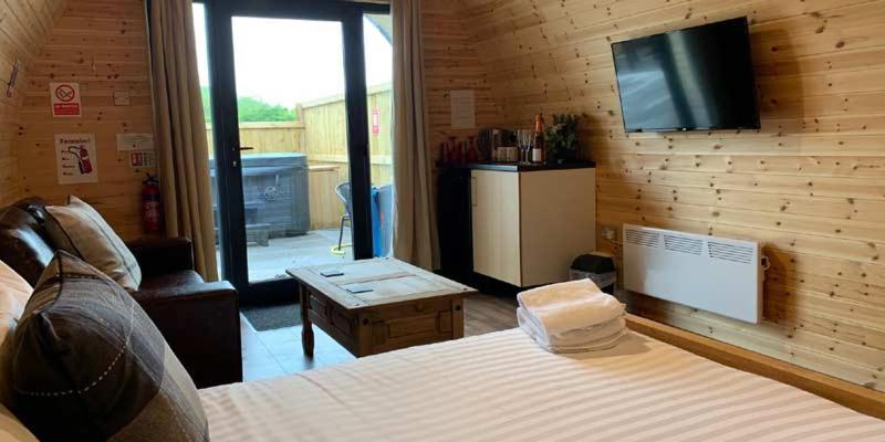 Superior Glamping Pod With Hot Tub Hotel Frodsham Exterior photo